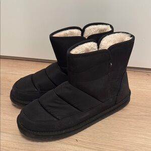 Old NavyBlack Winter Boots with Cream Lining